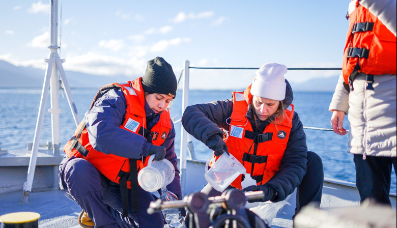 Realizan monitoreo para medir la contaminación con efluentes cloacales del Canal Beagle y la bahía de Ushuaia