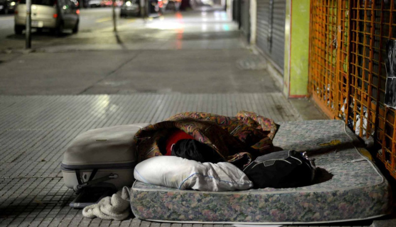 El Gobierno modificó la asistencia a las personas en situación de calle y delegó la responsabilidad a las provincias