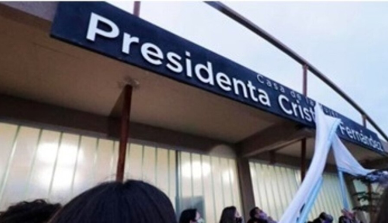 Piden eliminar el nombre de Cristina Fernández del edificio de la Casa de la Mujer