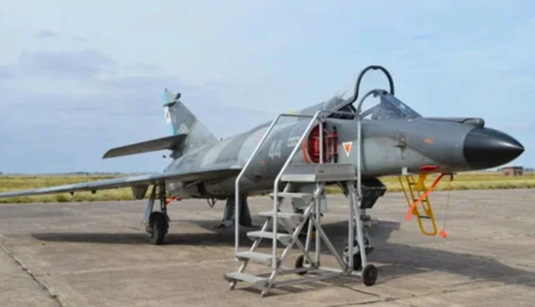 Darán de baja a cinco aviones héroes argentinos de la guerra de Malvinas