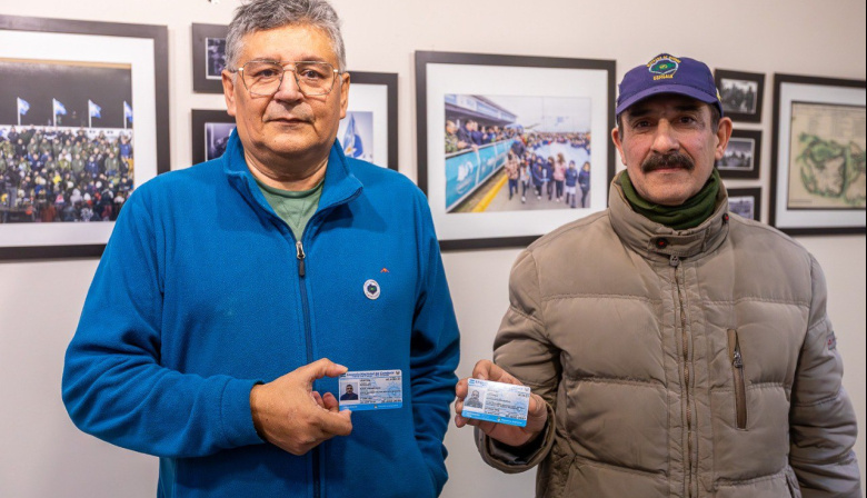 HECHO HISTÓRICO: Veteranos recibieron licencias de conducir con dirección en las Islas Malvinas