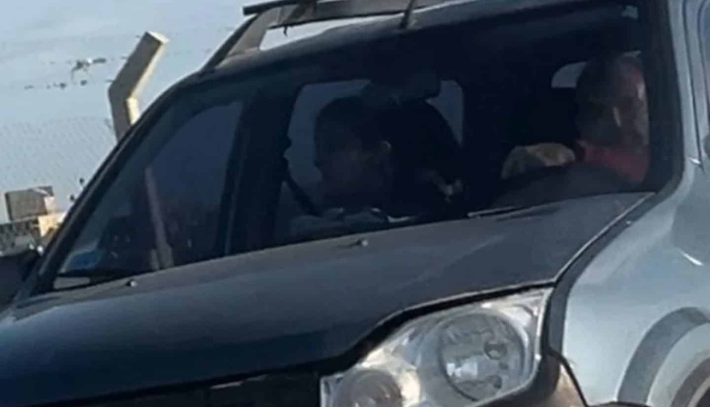 CAUSÓ LA MUERTE DE UN PADRE Y SU HIJA, Y LO ESCRACHARON CONDUCIENDO