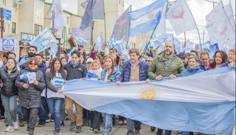 Fuerza Patria cerró su campaña con una caminata masiva en Rio Grande