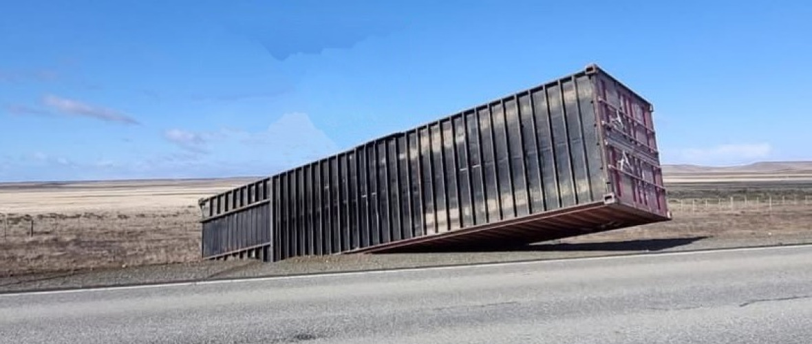 Fuerte ráfaga de viento volteó el container que transporaba un camión sobre ruta 3