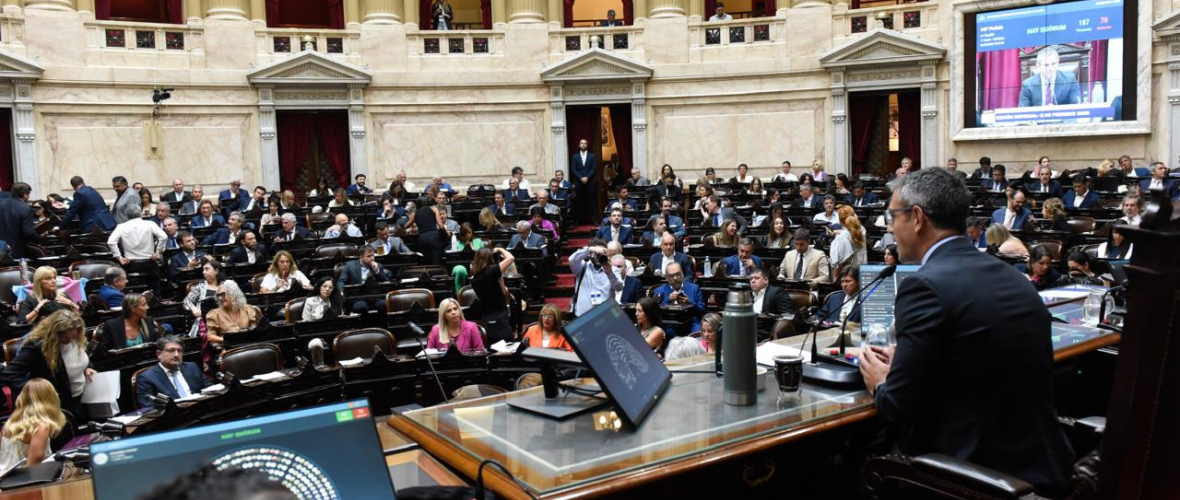 El oficialismo logró quórum y Diputados debate la Reforma Laboral en una sesión atravesada por el paro nacional