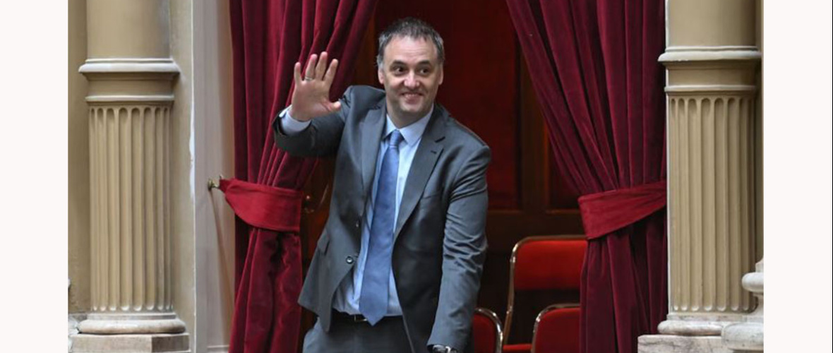 Manuel Adorni renunció a la jefatura de Gabinete en medio del escándalo por su patrimonio