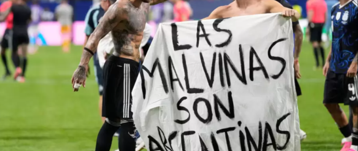 La sanción que recibió la selección argentina por mostrar la bandera de “Las Malvinas son Argentinas” ante Inglaterra en el Mundial