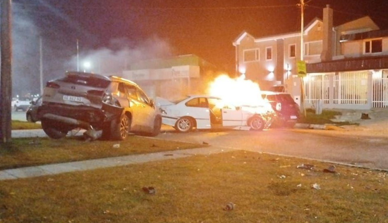 Violento choque e incendio en el Barrio Mutual