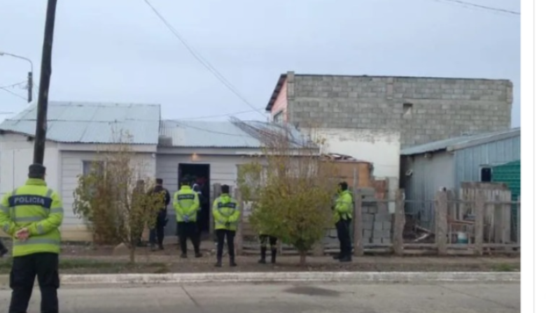 Intervención policial por robo de autos termina con agresión, allanamiento y dos detenidos