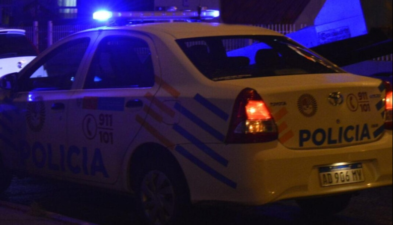 Dos jóvenes fueron detenidos tras robar y agredir a un hombre en la madrugada