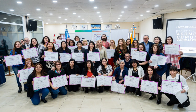 Más de 180 personas recibieron su diploma universitario “ACOMPAÑANTES COMUNITARIOS CONTRA LA VIOLENCIA DE GÉNERO”