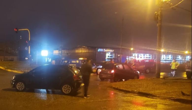 Violento choque entre dos autos dejó a una joven hospitalizada