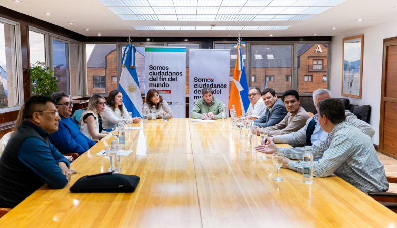 EL GOBERNADOR MELELLA MANTUVO UN ENCUENTRO CON REPRESENTANTES DE COLEGIOS Y CONSEJOS PROFESIONALES