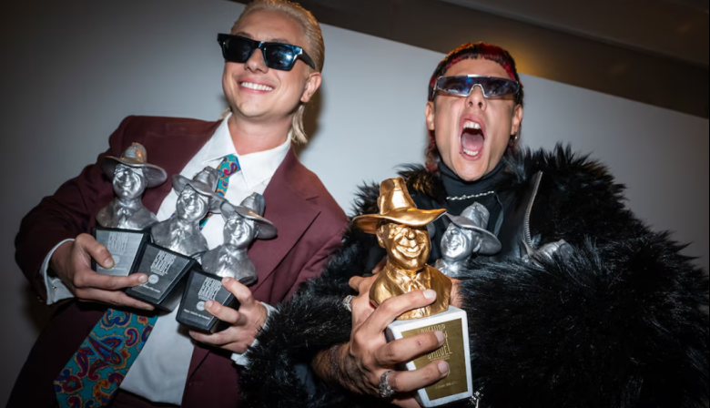 Entre besos, abrazos y gritos, Ca7riel & Paco Amoroso festejaron el Gardel de Oro: “Siempre fuimos amigos y apostamos a esto”