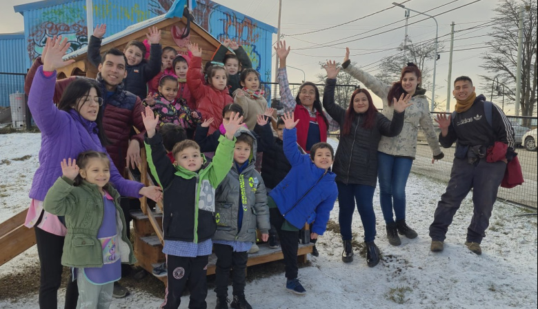 El polo creativo centro entregó al Jardin N°13 de Tolhuin una casa de juegos fabricada por alumnos