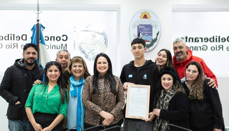 LA CONCEJAL ARCE RECONOCIÓ AL ATLETA RIOGRANDENSE GALO GODOY