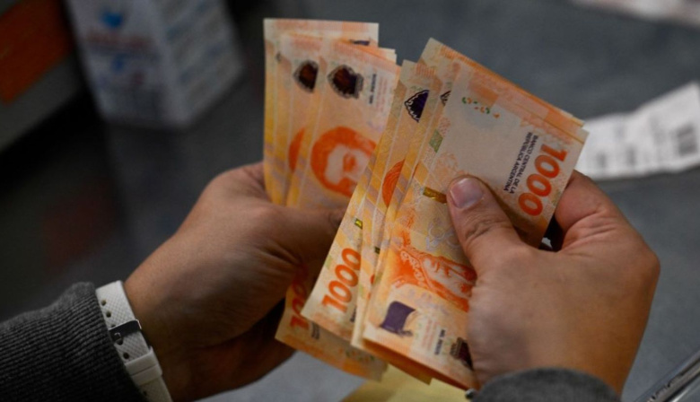 “Puro pragmatismo”: el Gobierno reajusta el esquema monetario para absorber pesos y evitar tensiones con la inflación y el dólar