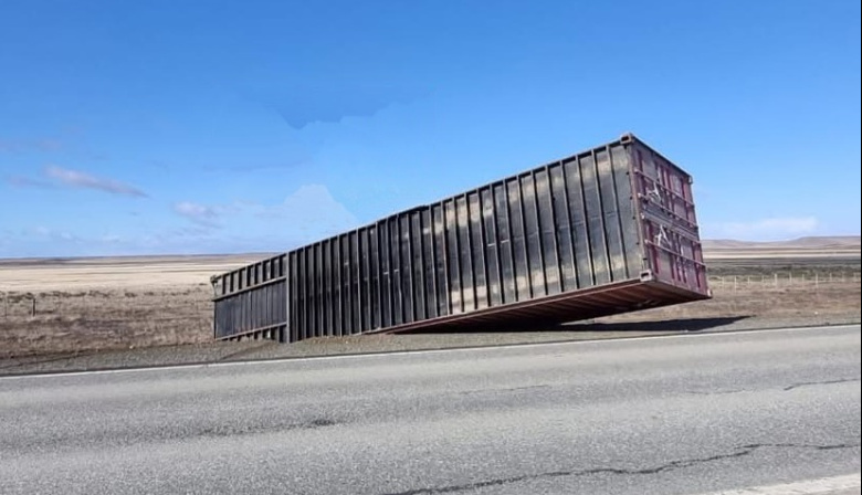 Fuerte ráfaga de viento volteó el container que transporaba un camión sobre ruta 3
