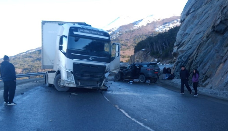 Choque entre un camión y una camioneta de turismo dejó varios heridos
