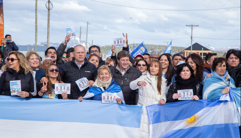 MULTITUDINARIA CAMINATA DE FUERZA PATRIA EN TOLHUIN: “EN ESTA ELECCIÓN ESTÁ EN JUEGO EL FUTURO DEL PAÍS, LA INDUSTRIA NACIONAL, EL EMPLEO Y LA IGUALDAD DE OPORTUNIDADES”