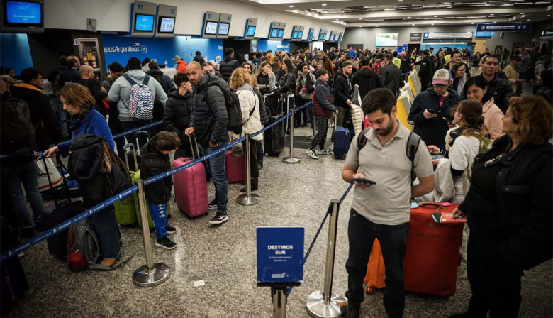 Asamblea de pilotos de Aerolíneas Argentinas: hay 60 vuelos y más de 7000 pasajeros afectados