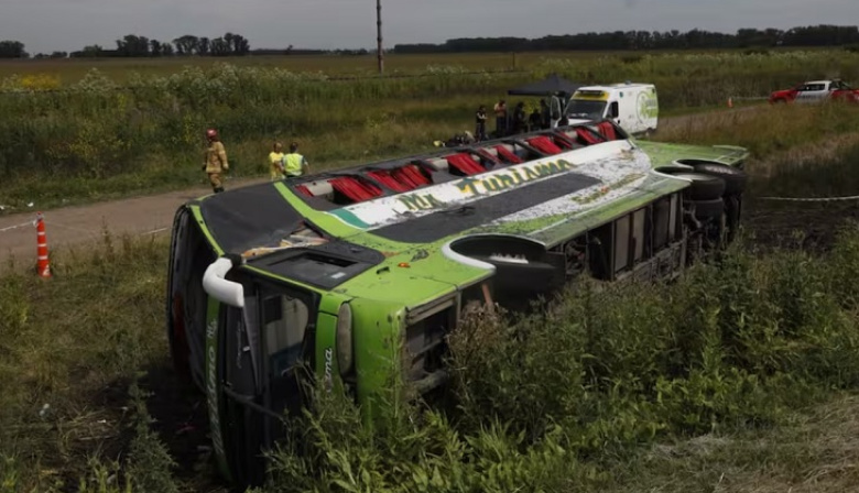 Volcó un micro que transportaba militantes a un acto de Kicillof en Mar del Plata: hay dos muertos y múltiples heridos