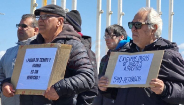 Reclamo en Plaza de las Américas por la falta de pago de la parte provincial del haber policial