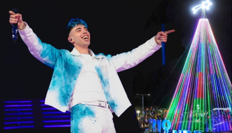 El arbolito más grande del Pais vuelve a iluminar Rio Grande