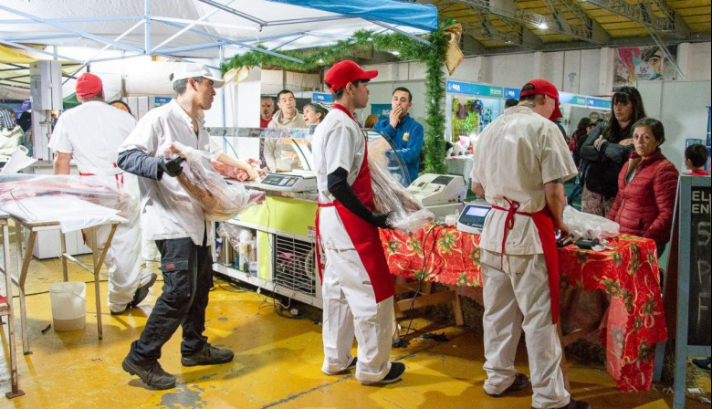 Precios accesibles para las fiestas en el Mercado Navideño
