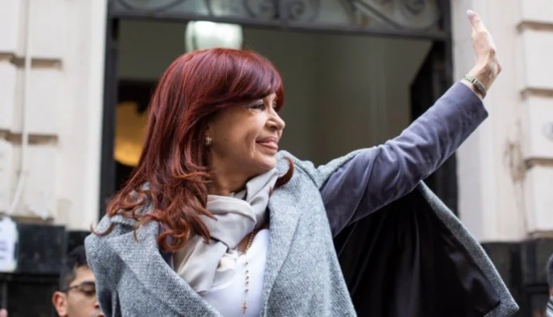 Cristina Kirchner está sin fiebre, con drenaje por la operación y seguirá internada