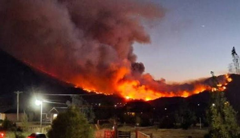 El fuego en Chubut avanza incluso con viento en contra y hay alerta también en Bariloche y El Bolsón