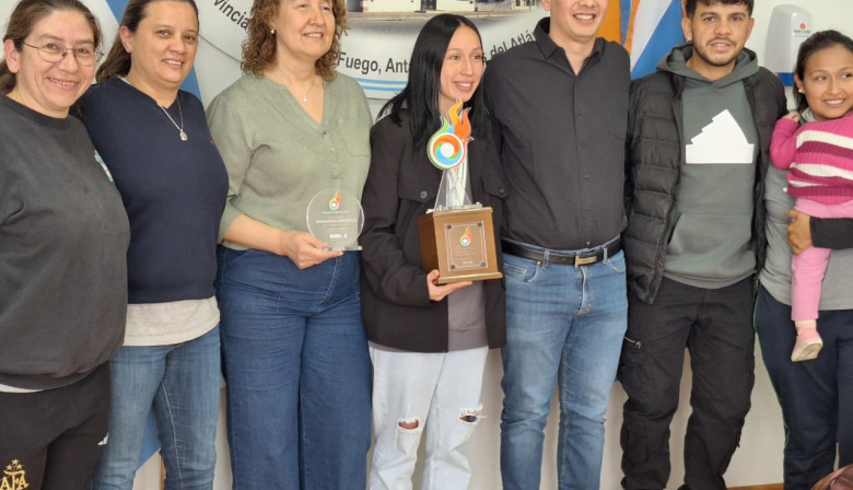 Macarena Espinosa recibió reconocimiento deportivo por haber sido elegida embajadora deportiva de la provincia