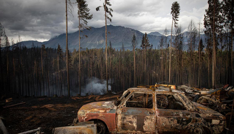 El fuego ya consumió 1.800 hectáreas en Chubut y el gobernador reveló que hubo amenazas antes del incendio