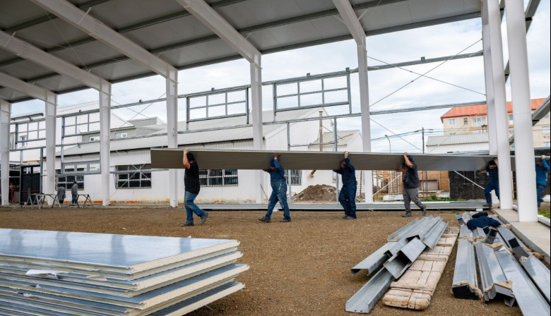 Avanza la construcción del gimnasio del colegio Soberanía Nacional con la llegada de nuevos materiales