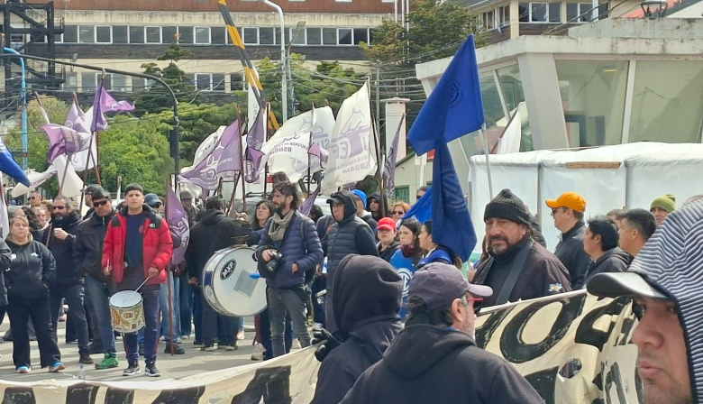 Gremios marcharon contra la intervención nacional en el puerto de Ushuaia