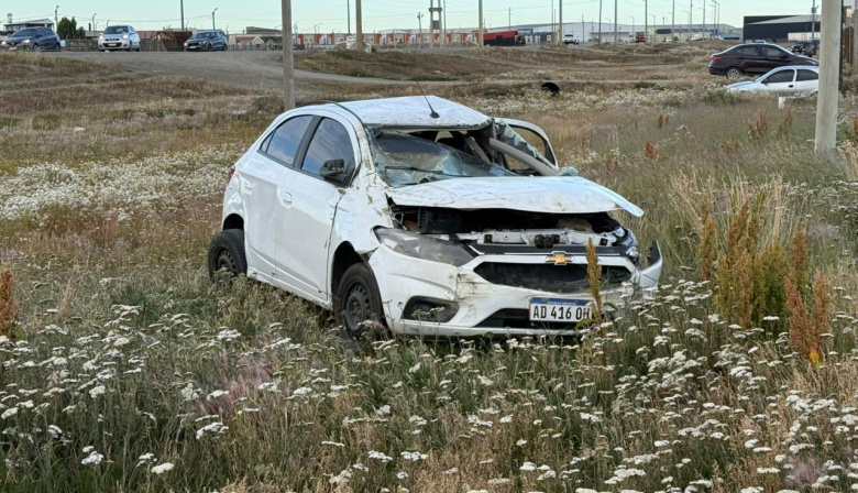 Pareja herida en violento vuelco en Río Grande