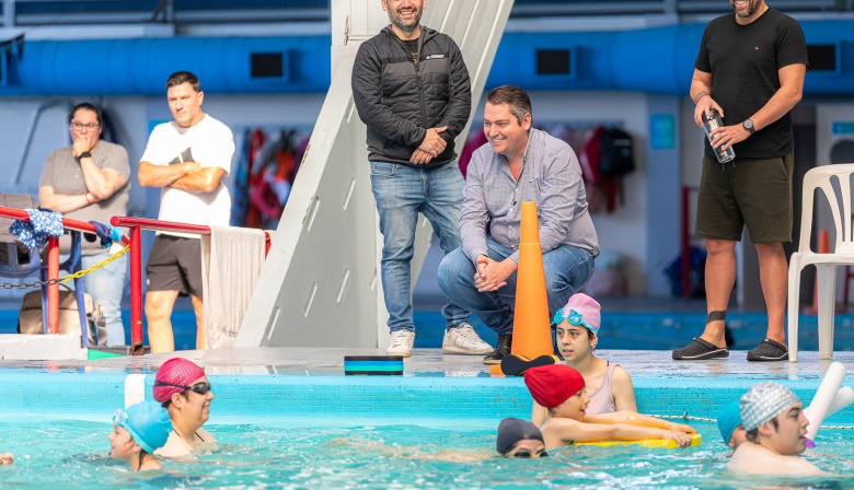Más acceso al Deporte: Martin Perez acompañó una jornada de pileta libre en el Natatorio Municipal