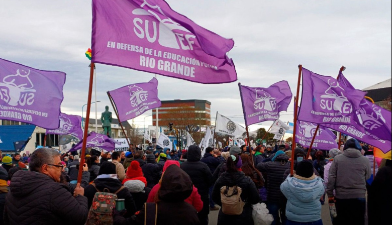 Docentes redoblan la protesta: movilización en la Legislatura y paro provincial el lunes