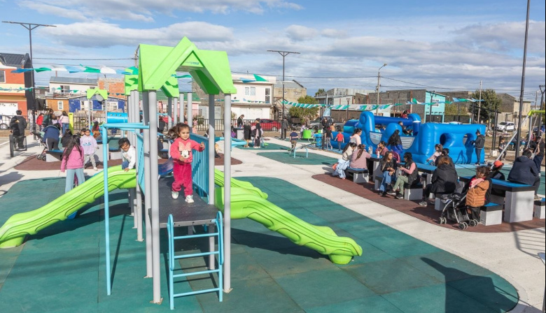 Vecinos y Vecinas ya disfrutan del nuevo punto de encuentro en el Barrio Cabo Peña