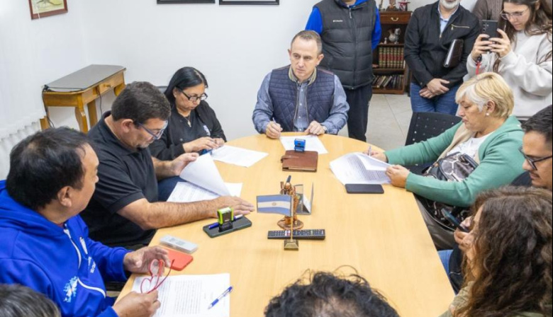 Río Grande acordó un aumento salarial del 4,5%, fijó un piso de $1.100.000 y duplicó la ayuda escolar