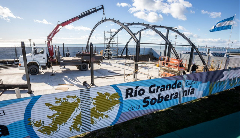 El intendente Pérez recorrió la obra en construcción del edificio permanente