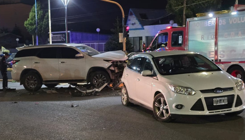 Fuerte choque en pleno centro de Río Grande: tres personas hospitalizadas