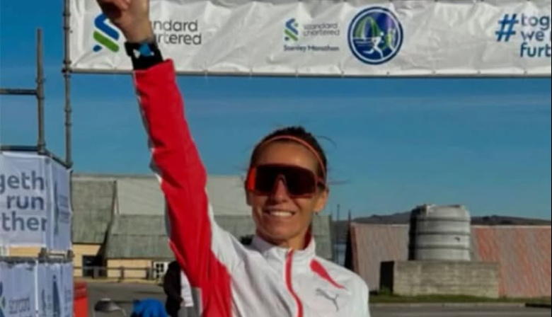 Hazaña y memoria: la atleta argentina Candela Cerrone ganó una carrera en Malvinas y recordó a los caídos