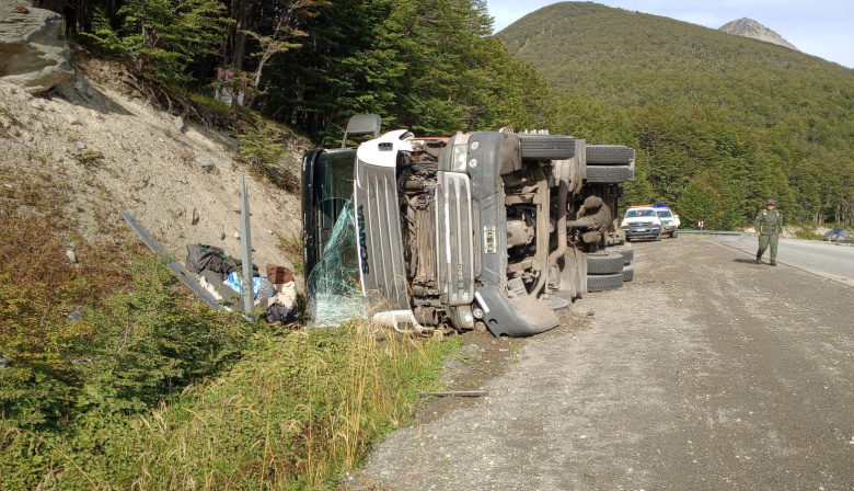 Vuelco de camión en la Ruta 3