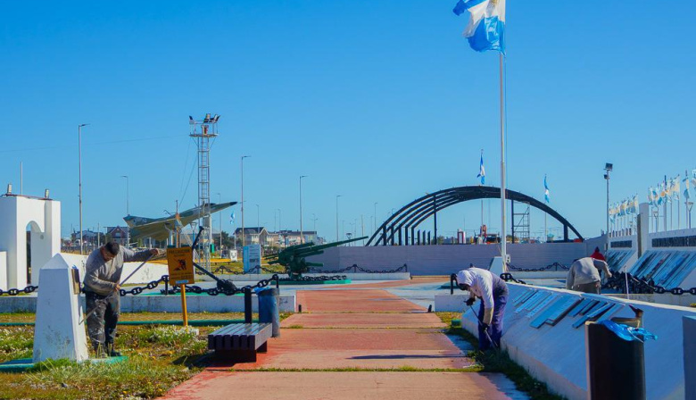 El municipio trabaja en la puesta a punto de los monumentos y el paseo “HÉROES DE MALVINAS”