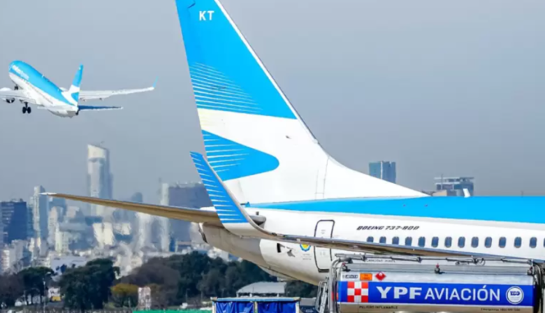 Aerolíneas Argentinas aplicará un recargo en los pasajes por la suba del petróleo