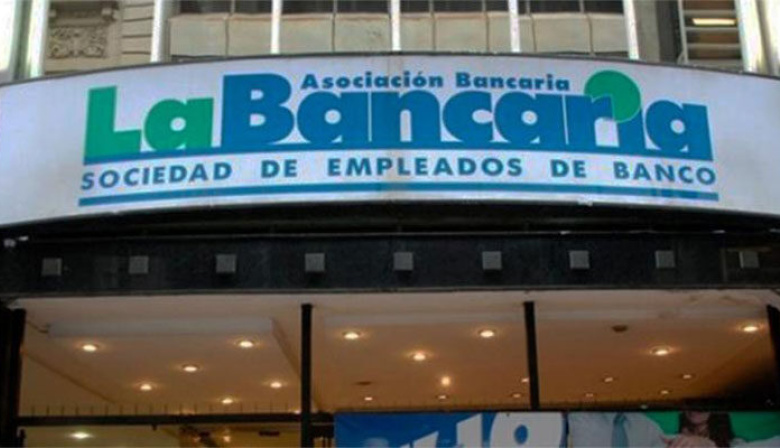 Bancarios acordaron un aumento del 2,9% y el salario inicial supera los $2,1 millones