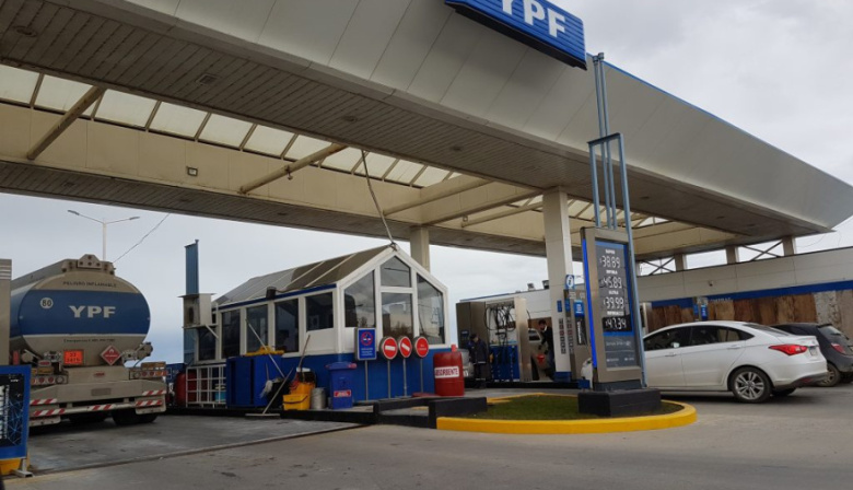 Nafta sin freno: en marzo aumentó seis veces y ya supera los $1.600 en Tierra del Fuego