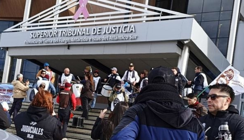 Judiciales fueguinos paran 24 horas y crece el conflicto salarial en la provincia