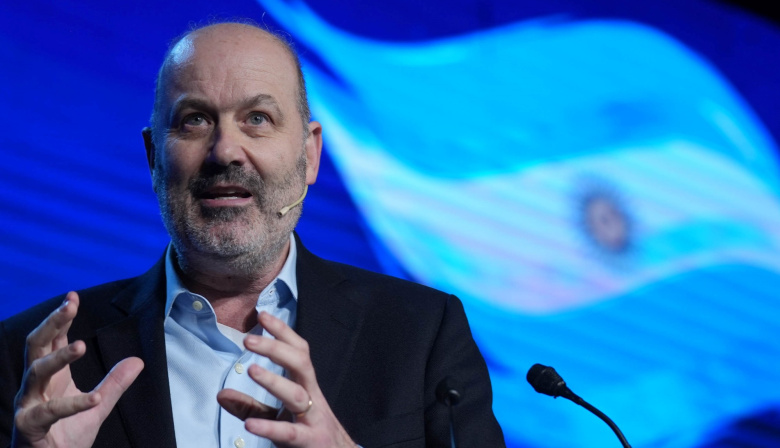 Para Sturzenegger, un británico debería poder «comprar tierras» en Tierra del Fuego